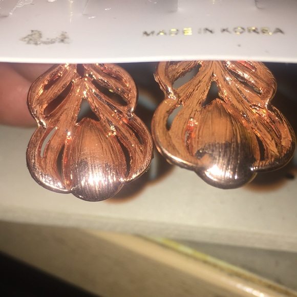 Leaf Drop Earrings Peachy Color - Picture 7 of 7